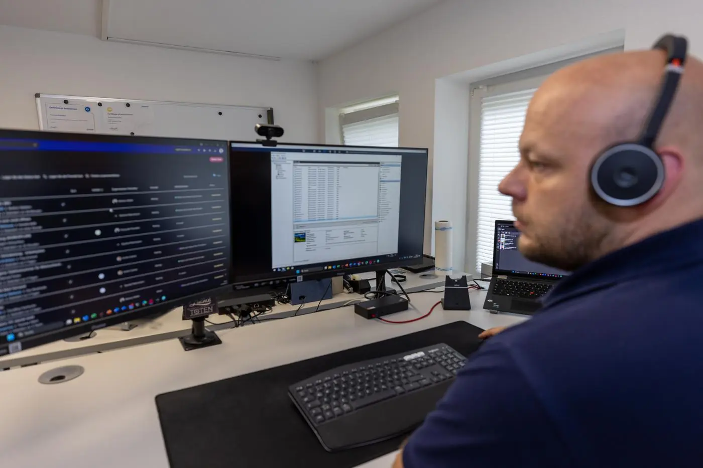 Helpdesk-Mitarbeiter mit Headset bei der Fernwartung