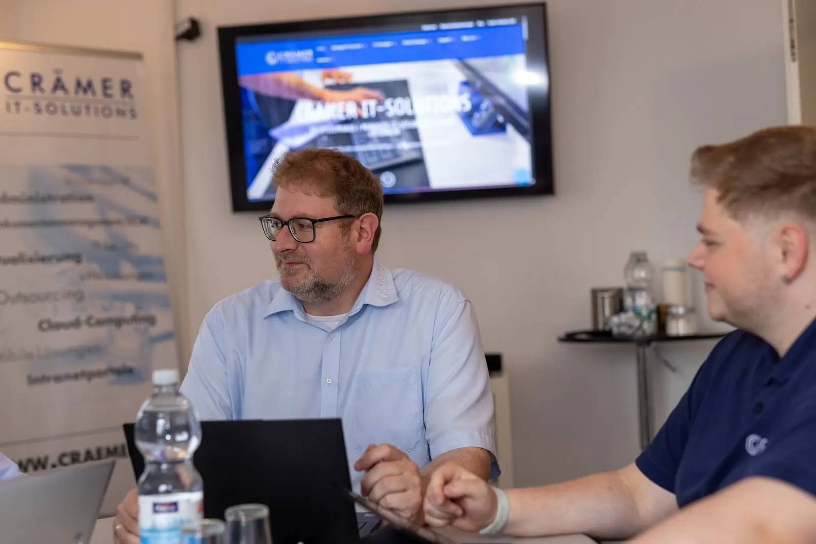 Beratungsgespräch im Büro von Crämer IT-Solutions in Menden