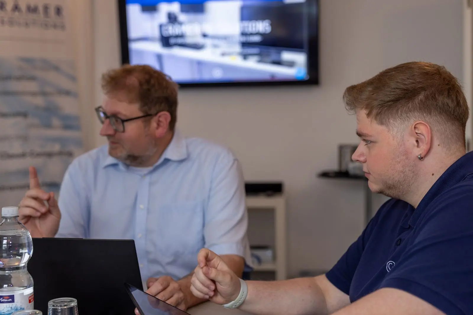 IT-Consultant von Crämer IT berät einen Kunden
