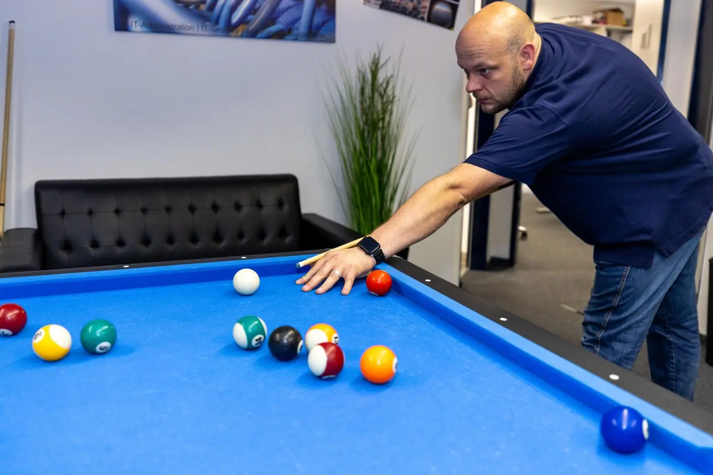 Mittagspause beim Billard im Büro von Crämer IT