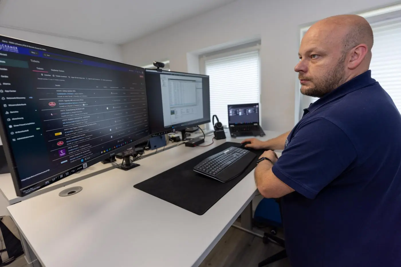 Managed IT-Services: Techniker überwacht Kundensysteme
