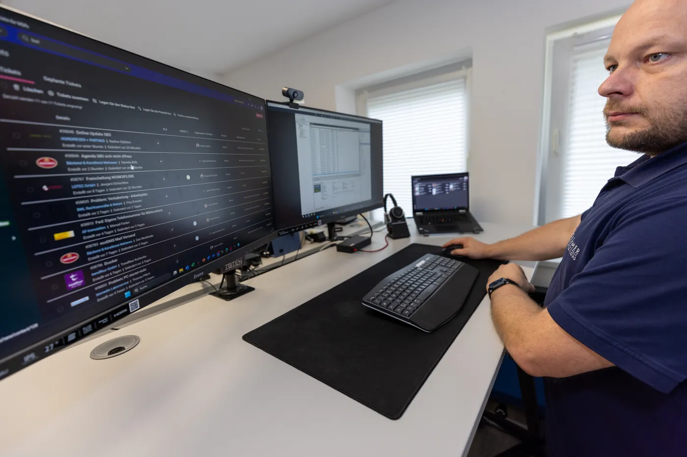 Servicedesk von Crämer IT-Solutions bei der Arbeit