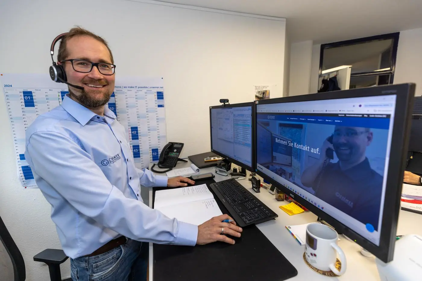 Mitarbeiter telefoniert über die 3CX-Telefonanlage