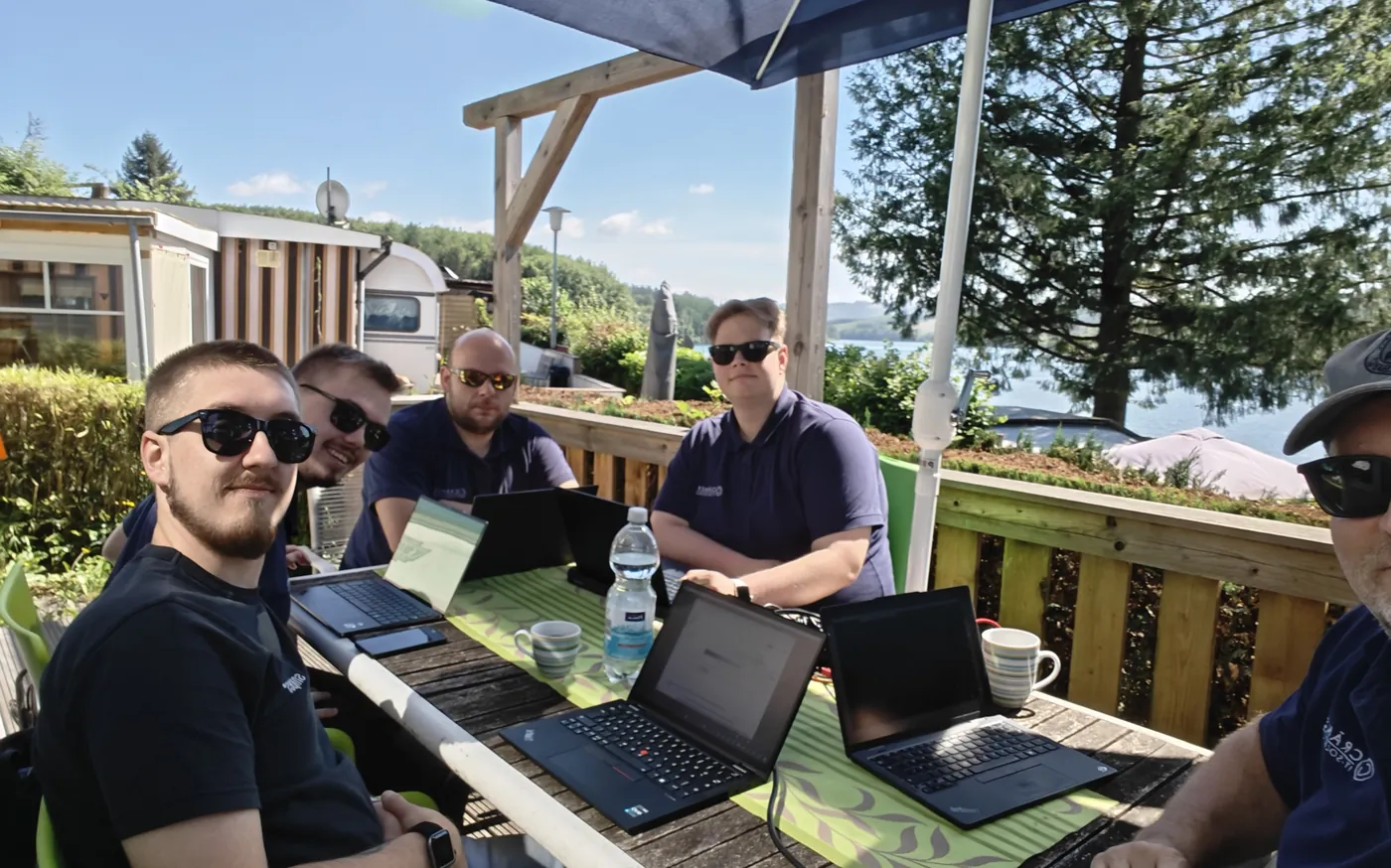 Das Team von Crämer IT-Solutions beim Arbeiten im Outdoor-Office